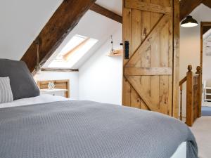 a bedroom with a bed and a barn door at Keepers in Marros