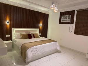 a bedroom with a large bed in a room at النبلاء الماسي in Medina