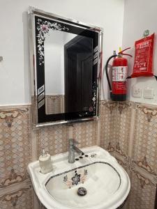 a bathroom with a sink and a mirror at النبلاء الماسي in Medina