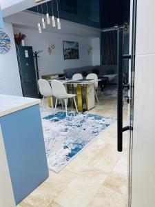 a living room with a blue rug on the floor at Luxury Mamaia Central in Mamaia +5 photos