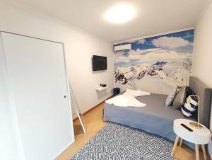 a bedroom with a bed and a painting on the wall at Casa Dos Passos in Guarda