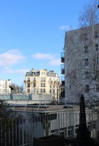 a view of some buildings in a city at Villa Danemark in Colombes