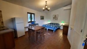 a room with a kitchen and a table and a bed at MUSEO GAR-Hotel in Certosa di Pavia +24 photos