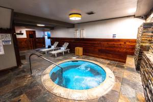 a large jacuzzi tub in a room with chairs at The Mammoth Creek Inn in Mammoth Lakes