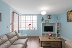 The lounge or bar area at Spacious 2-Bedroom Apartment near O'Connell St