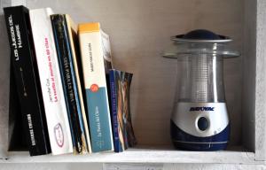 a book shelf with a blender and books at El Hostal del Abuelo in Murillo