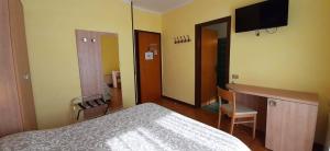 TV in/ali zabaviščno središče v nastanitvi Hotel Chiara