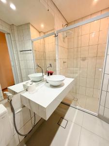 a bathroom with two sinks and a shower at AP Smart Glicério in Campinas +26 photos