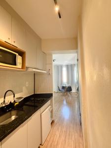 a kitchen with a sink and a counter top at AP Smart Glicério in Campinas