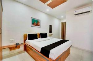 a bedroom with a large bed in a room at Hotel O Grand Executive in Chikalthān