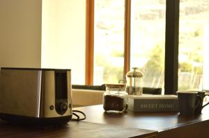 a kitchen counter with a microwave and a toaster at Las Loicas Chalten Apart in El Chalten