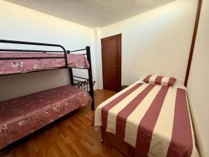a room with two bunk beds in a room with a bed at Departamento acogedor, moderno y céntrico in Apizaco