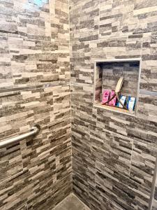 a bathroom with a tile shower with a window at Departamento acogedor, moderno y céntrico in Apizaco +12 photos