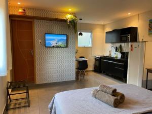 a room with a kitchen and a bed in a room at Excelente Espaço Econômico em Laranjeiras in Rio de Janeiro