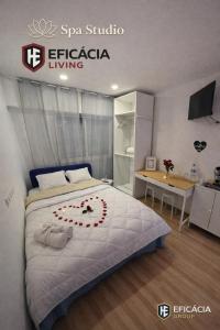 a bedroom with a bed with a red flower on it at Spa & Jacuzzi Dupla Privada Escapadinha Romântica Abrantes in Abrantes