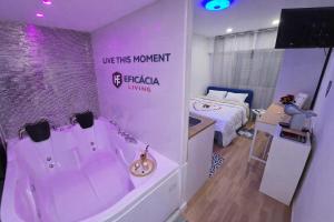 a room with a tub and a bed in a room at Spa & Jacuzzi Dupla Privada Escapadinha Romântica Abrantes in Abrantes