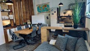 a dining room with a wooden table and chairs at Das Atelier - Kunstvoll verweilen in Ichtershausen