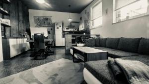 a living room with a couch and a table at Das Atelier - Kunstvoll verweilen in Ichtershausen