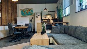 a living room with a couch and a table at Das Atelier - Kunstvoll verweilen in Ichtershausen +28 photos