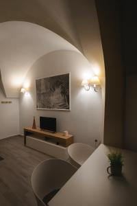 a living room with a desk with a computer on it at leuca house in Lecce