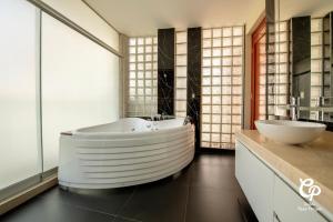 a bathroom with a large tub and two sinks at Suite Picchu Picchu in Arequipa +27 photos