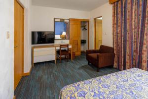 a hotel room with a bed and a desk and a television at Hotel New York Ciudad de Mexico in Mexico City