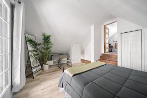 a bedroom with a bed and plants in it at Évadez-vous à Grandes-Piles in Grandes-Piles