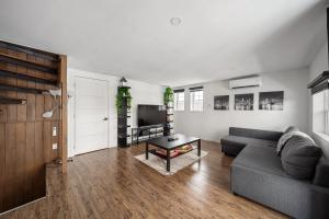a living room with a couch and a tv at Évadez-vous à Grandes-Piles in Grandes-Piles