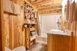 ein Badezimmer mit Waschbecken, Badewanne und Toilette in der Unterkunft Pine Haven Resort in Estes Park + 152 Fotos