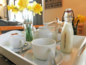 a tray with two cups and a bottle of milk at Granary Barn in Marros