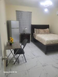 a bedroom with a bed and a table and a chair at " Bienvenido a casa " in San Pedro de Macorís