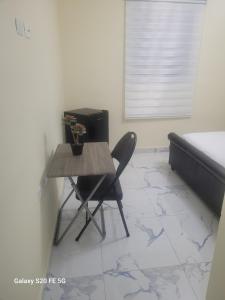 a small table and chairs in a room with a bed at " Bienvenido a casa " in San Pedro de Macorís