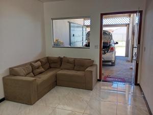 a living room with a couch and a car in a garage at Casa para temporada in Prado