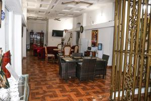 a living room with a table and chairs at Preloune Residences SA in Cap-Haïtien