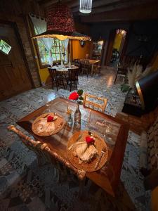 an overhead view of a living room with a table at Casa na Árvore in Rio dos Bugres +9 photos