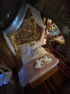 an overhead view of a bed in a room with lights at Casa na Árvore in Rio dos Bugres