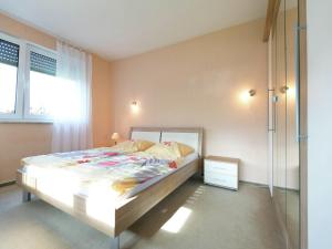 a bedroom with a bed and a window at Ferienwohnung in der Vulkaneifel in Winkel