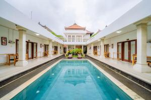 a swimming pool in a villa with a swimming poolvisorvisorvisor at MIMU C-O Living in Kerobokan