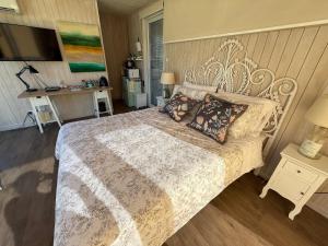 a bedroom with a large bed with a white bedspread at Rukachohan in Pucón