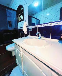 a bathroom with a sink and a toilet at Hostel Anprado #12 Kit café incluso, Próx-Aeroporto de Guarulhos in Guarulhos +10 photos
