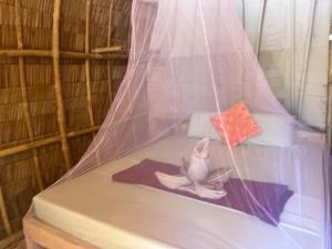ein Zimmer mit einem Bett mit einer Blume darauf in der Unterkunft MORE Beach in El Nido + 43 Fotos