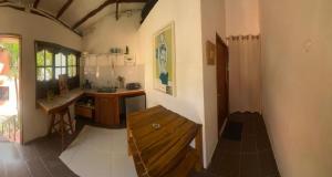 a kitchen with a wooden bench in a room at Apartaestudio con balcón cerca al mar in Puerto Colombia