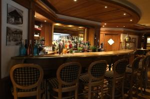 Ο χώρος του lounge ή του μπαρ στο Alpen Suite Hotel