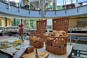Reštaurácia alebo iné gastronomické zariadenie v ubytovaní Hotel Czarny Potok Resort SPA & Conference