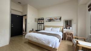 a bedroom with a bed and a table and a desk at 且市隱 in Hualien City +12 photos
