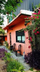 a house with a table and chairs and flowers at Casargentina Apart Depto entero Baño privado 15min Ezeiza in Monte Grande