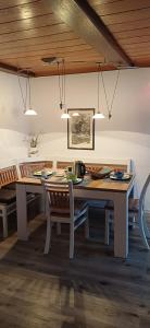 a dining room with a table and chairs at Hauptstraße 19 in Zachenberg