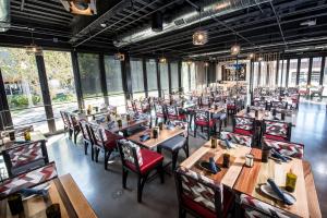 Restoran ili drugo mesto za obedovanje u objektu Found Re Phoenix