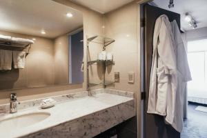 un bagno con lavandino e specchio di Duplex Penthouse El Golf 263 a Santiago Altre 111 foto