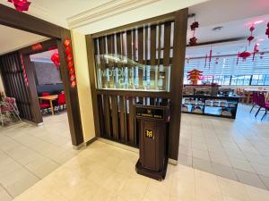 a bowling alley in a mall with a restaurant at Hotel Yt Midtown Kuala Terengganu in Kuala Terengganu